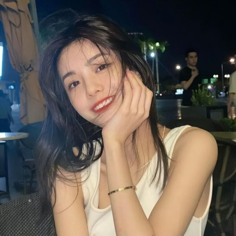 《某女歌手被曝假唱后删评论，现场观众晒票根》配图